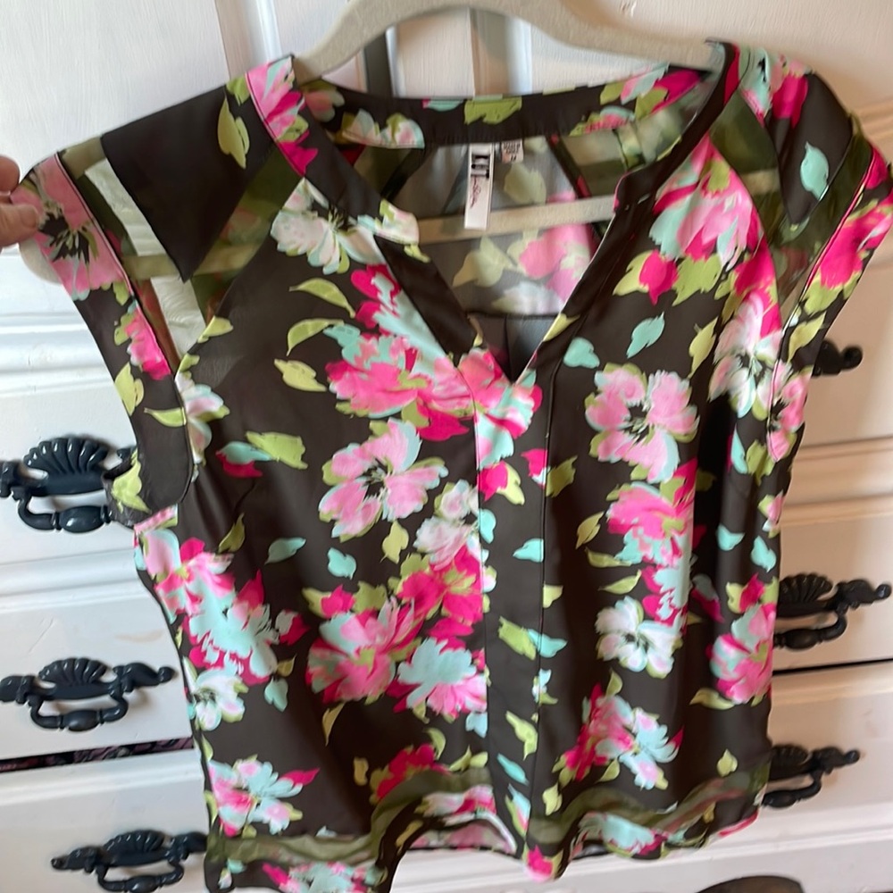 Sizes Medium Floral Top with lots of detail